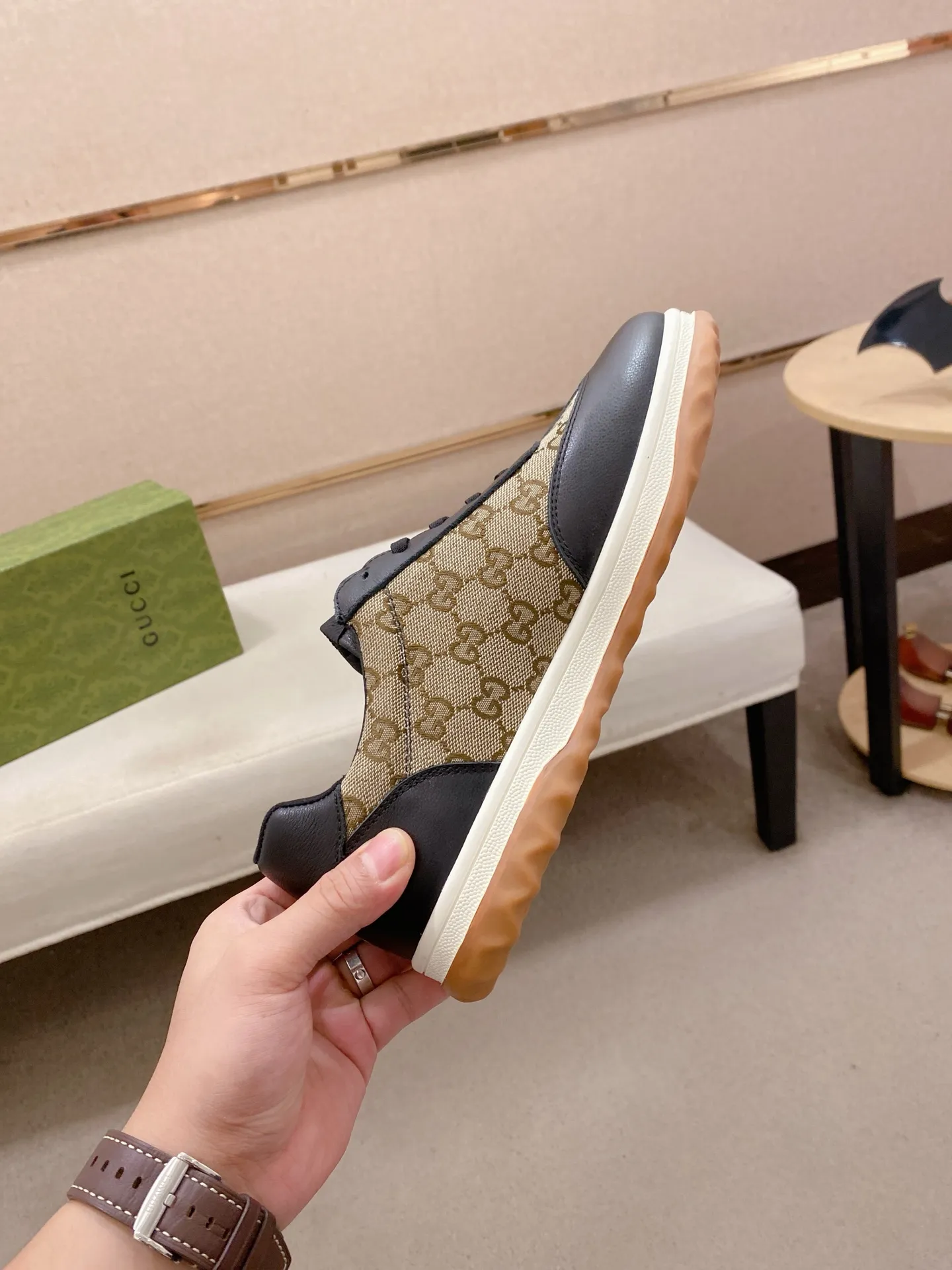 Men's shoes 💰 420 💰 High-quality new GUCCI counters are launched simultaneously. The new men's shoes, 😘fabrics are selected from imported cowhide, and the lining is sheepskin lining. 👍🏿 High-end ☄️ air-cushion molded anti-slip rubber outsole, exquisite lines, simple and elegant, comfortable and high-end for leisure travel. Code number: 38 to 44 (45 can be customized and cannot be returned or exchanged)